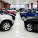 سيارات جديدة في معرض للسيارات بالمغرب