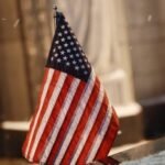 الولايات المتحدة توافق على صفقات أسلحة ضخمة لإسرائيل تتجاوز 6.5 مليار دولار 6 صورة لطائرة أباتشي هجومية ومركبات عسكرية خفيفة، ترمز لصفقات الأسلحة الأمريكية لإسرائيل.