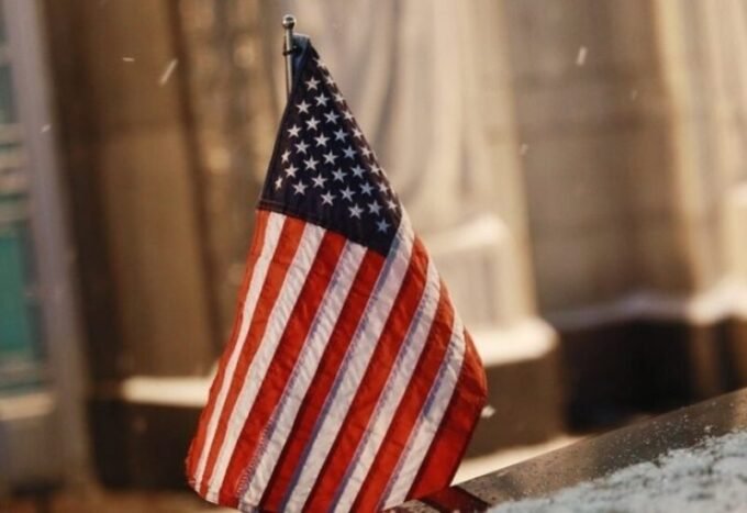 الولايات المتحدة توافق على صفقات أسلحة ضخمة لإسرائيل تتجاوز 6.5 مليار دولار 12 صورة لطائرة أباتشي هجومية ومركبات عسكرية خفيفة، ترمز لصفقات الأسلحة الأمريكية لإسرائيل.