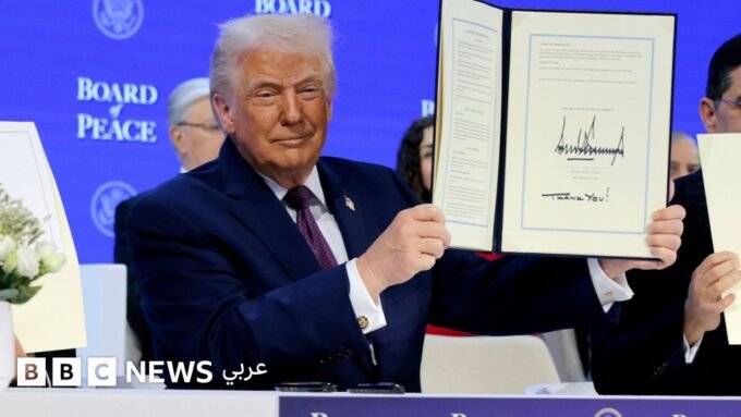 دونالد ترامب يوقع ميثاق "مجلس السلام" في المنتدى الاقتصادي العالمي في دافوس.