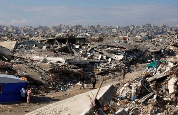 الرئيس الأمريكي السابق دونالد ترامب يتحدث في مؤتمر صحفي.