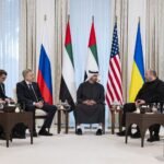 الإمارات تستضيف محادثات رفيعة المستوى حول الأزمة الأوكرانية: جهود دبلوماسية لإنهاء الصراع 8 صورة للشيخ محمد بن زايد آل نهيان خلال استقباله رؤساء الوفود المشاركة في محادثات الأزمة الأوكرانية في أبوظبي.