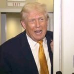 الرئيس الأمريكي دونالد ترامب يتحدث إلى الصحفيين على متن الطائرة الرئاسية