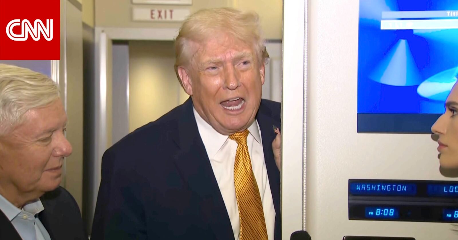 الرئيس الأمريكي دونالد ترامب يتحدث إلى الصحفيين على متن الطائرة الرئاسية