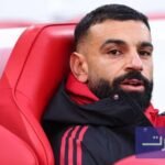 صورة لمحمد صلاح وهو يبتسم، تعكس نجاحه الرياضي والاقتصادي في المملكة المتحدة.