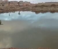 صورة لحفرة صرف صحي عميقة ومفتوحة بدون سياج في منطقة سكنية بدوار شعوف بمراكش، تظهر خطورة الوضع.