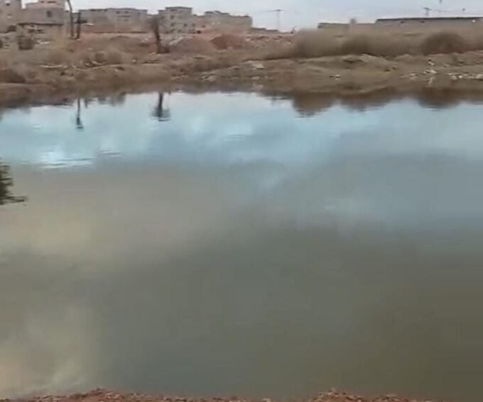 صورة لحفرة صرف صحي عميقة ومفتوحة بدون سياج في منطقة سكنية بدوار شعوف بمراكش، تظهر خطورة الوضع.