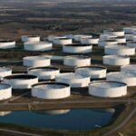 رسوم بيانية تظهر تغيرات مخزونات النفط الخام والبنزين في الولايات المتحدة