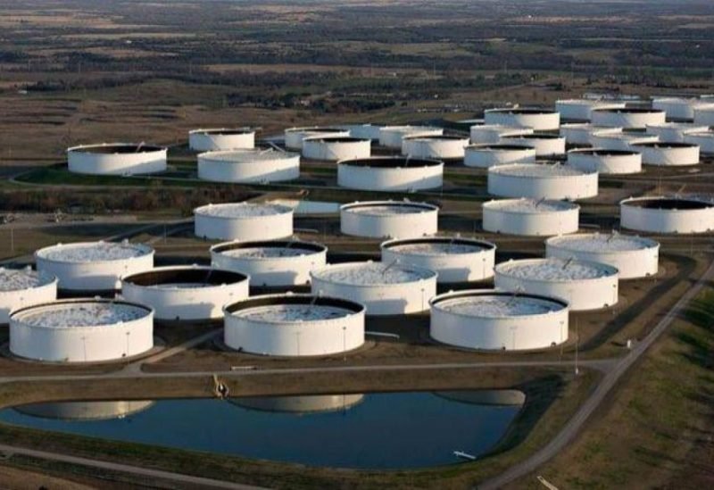 رسوم بيانية تظهر تغيرات مخزونات النفط الخام والبنزين في الولايات المتحدة