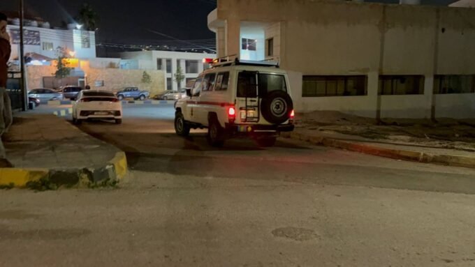 صورة لقذيفة حربية قديمة يتم التعامل معها من قبل خبراء الأمن في إربد.