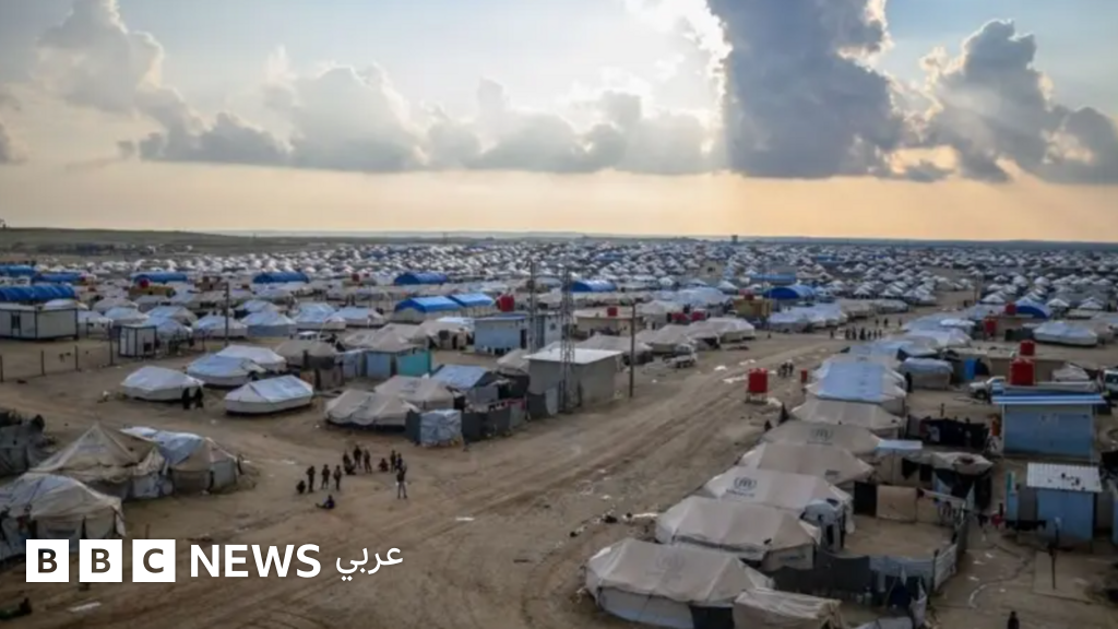 صورة جوية لمخيم الهول في سوريا يظهر فيه عدد كبير من الخيام، مع قوات أمنية في محيطه.