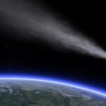 صورة فنية لمذنب C/2025 R3 (PanSTARRS) يمر بالقرب من الأرض والشمس في الفضاء.