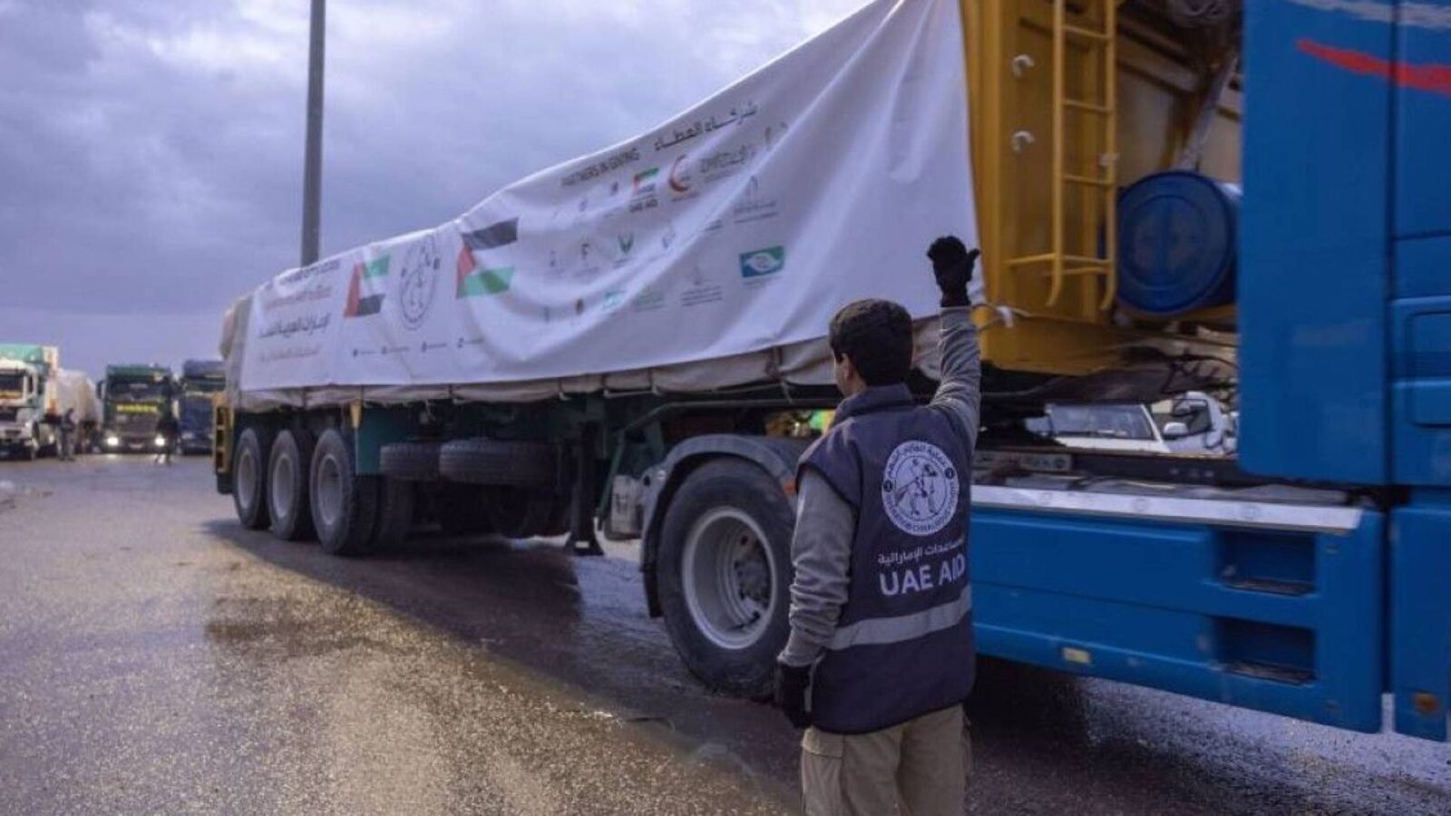 شاحنات مساعدات إماراتية تدخل قطاع غزة ضمن عملية الفارس الشهم 3