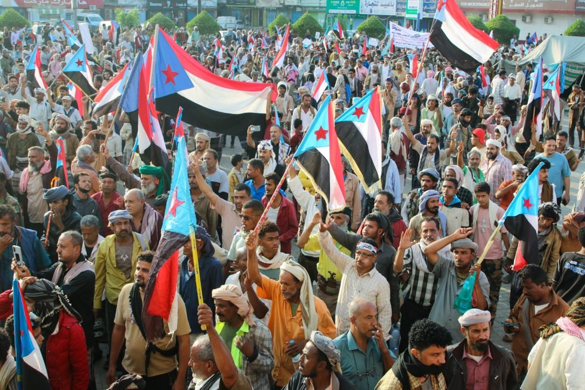 مؤيدون للمجلس الانتقالي الجنوبي يلوحون بأعلام المجلس في عدن، اليمن، خلال تجمع حاشد.