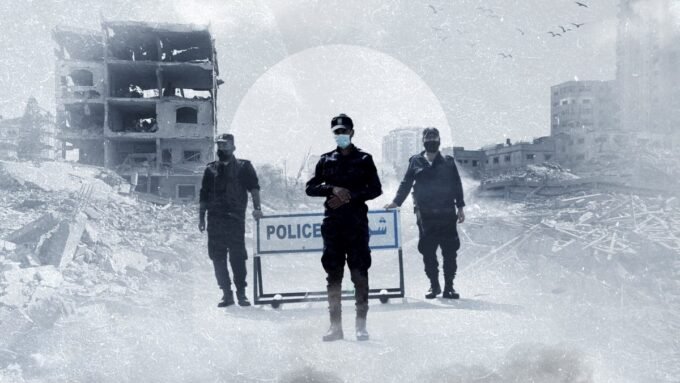 صورة توضيحية لمدينة غزة مع عناصر شرطة أو رموز للسلطة الفلسطينية، تعكس المشهد الأمني والإداري المعقد.