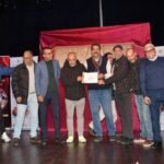 صورة جماعية للمشاركين في دورة تكوين الكراكيز القفازية بأيت ملول مع عروض العرائس