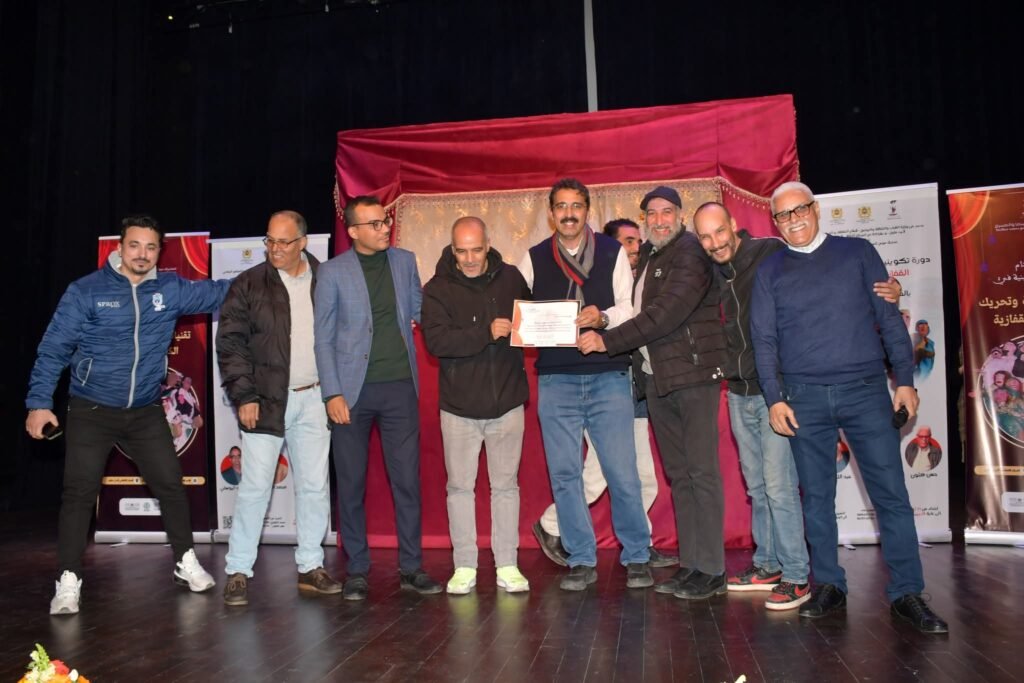 صورة جماعية للمشاركين في دورة تكوين الكراكيز القفازية بأيت ملول مع عروض العرائس