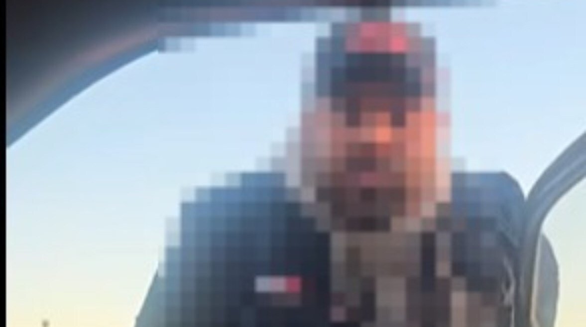 صورة توضيحية لمشادة كلامية داخل سيارة أجرة أو تطبيق نقل ذكي