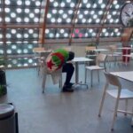 مشجع جزائري يلتحف علم بلاده ويبيت في محطة قطار بالمغرب