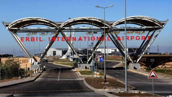 صورة لمطار أربيل الدولي وقد غطاه الضباب الكثيف، مع طائرات متوقفة على المدرج.