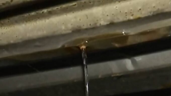 صورة لغرفة من الزينكو المتضررة تعيش فيها عائلة أردنية في جرش