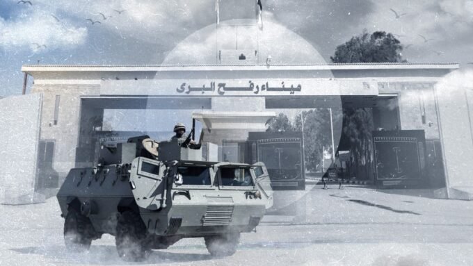 صورة لمعبر رفح الحدودي بين قطاع غزة ومصر، يرمز إلى نقطة العبور الحيوية والتوترات السياسية المحيطة به.