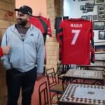 صور من معرض "أولاد الكورة" تظهر شباباً مغربياً يلعب كرة القدم في الأحياء الشعبية