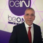 صورة شعار قنوات بي إن سبورتس مع حشد من الجماهير المغربية تعبر عن استيائها