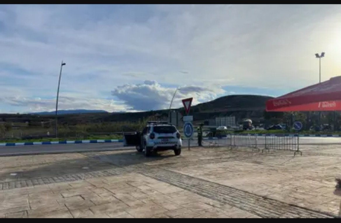 صورة جوية لمنطقة بين لجراف الحدودية بين المغرب والجزائر تظهر طبيعتها الجبلية وتضاريسها الوعرة.