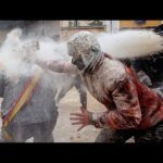 مشاركون في مهرجان إلس إنفاريناتس يرشقون بعضهم بالبيض والدقيق في إيبي بإسبانيا.