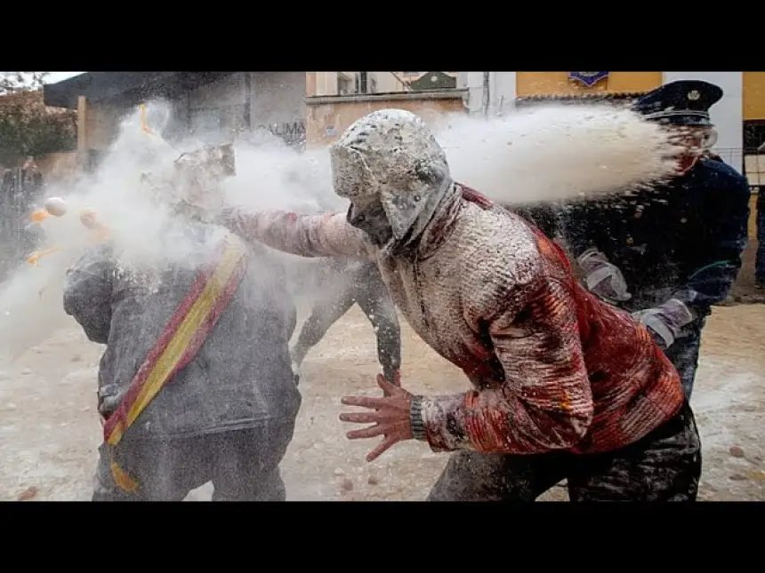 مشاركون في مهرجان إلس إنفاريناتس يرشقون بعضهم بالبيض والدقيق في إيبي بإسبانيا.