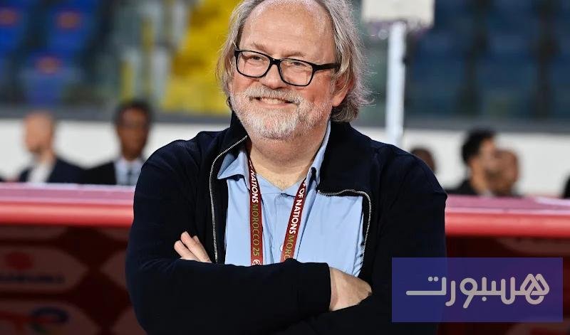 مدرب منتخب مالي توم سانتفيت يتحدث في مؤتمر صحفي