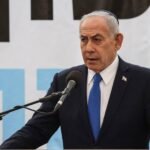 صورة لرئيس الوزراء الإسرائيلي بنيامين نتنياهو يتحدث في الكنيست بعد إقرار الميزانية.