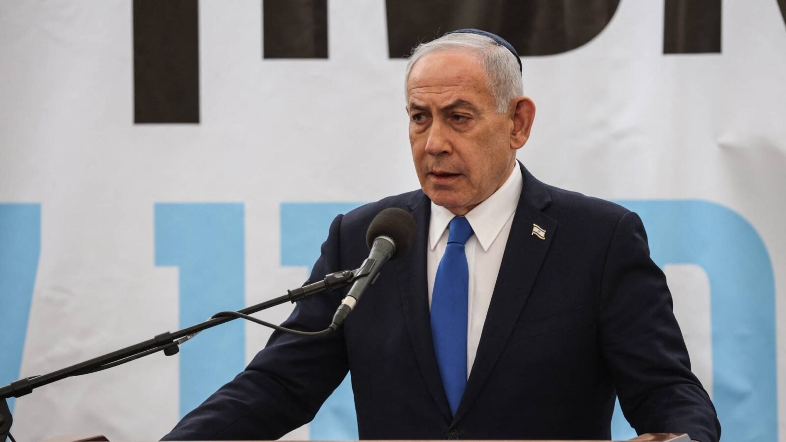 الكنيست يقر الميزانية الإسرائيلية 2026 بالقراءة الأولى: نتنياهو يتجنب انتخابات مبكرة بصفقة مع الأحزاب الدينية 3 صورة لرئيس الوزراء الإسرائيلي بنيامين نتنياهو يتحدث في الكنيست بعد إقرار الميزانية.