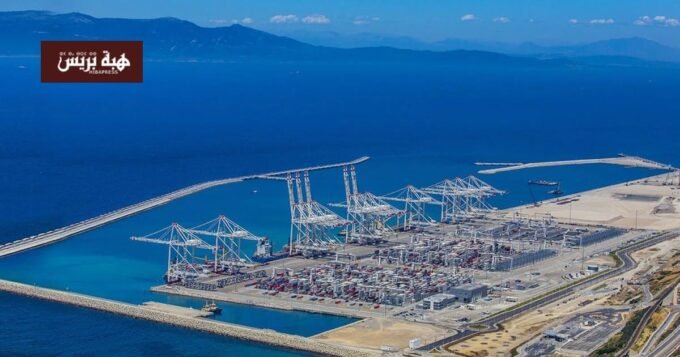 صورة لميناء طنجة المتوسط مع سفن ترسو في ظروف جوية عاصفة أو أمواج عالية في مضيق جبل طارق.