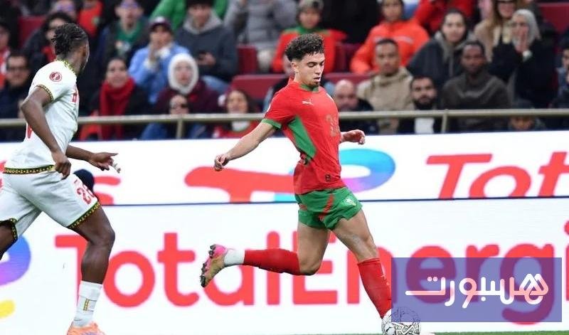 صورة نائل العيناوي لاعب المنتخب المغربي في وسط الملعب