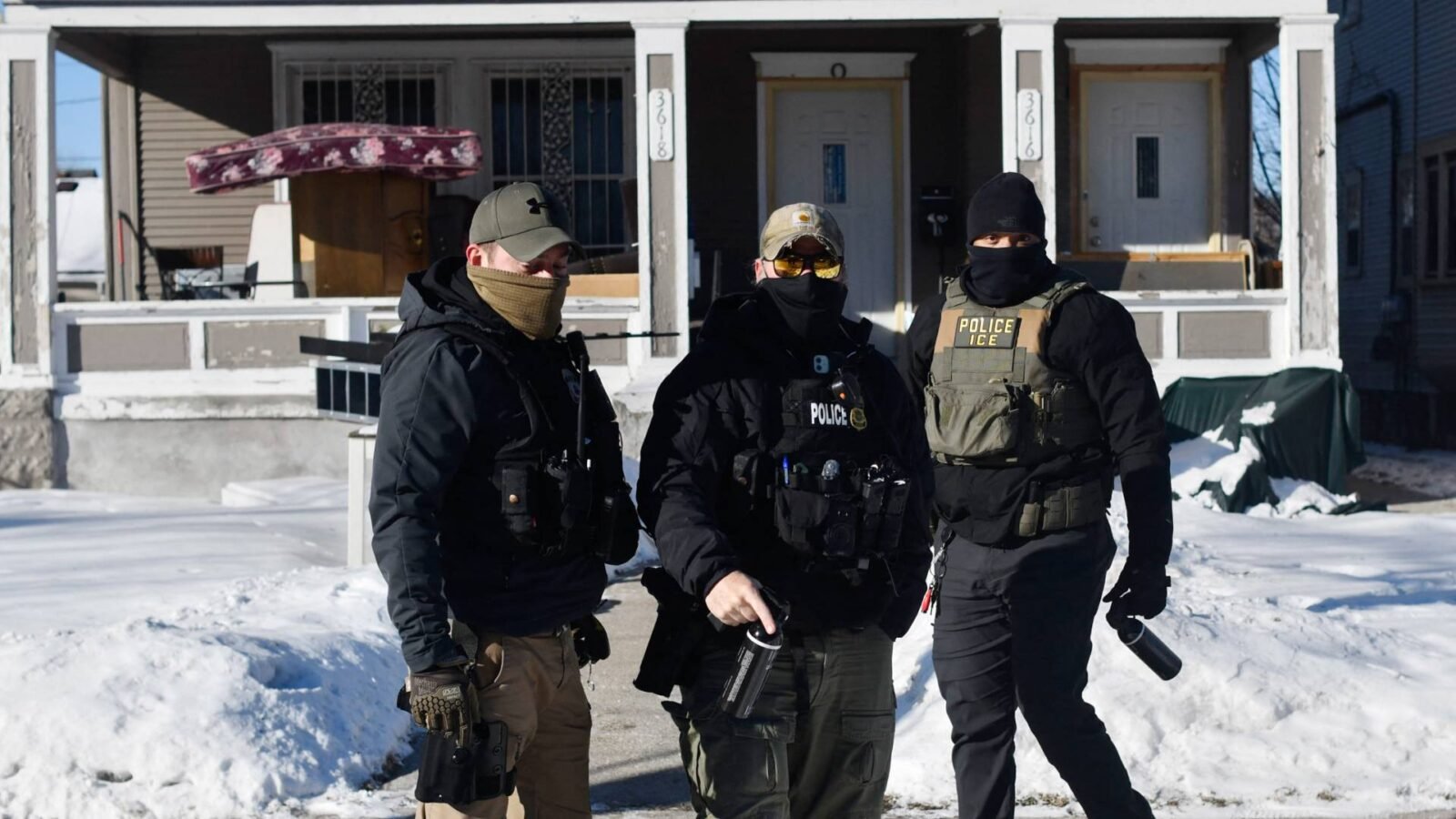 قوات الحرس الوطني الأمريكي منتشرة في شوارع مدينة أمريكية، مع خلفية لمباني حكومية.