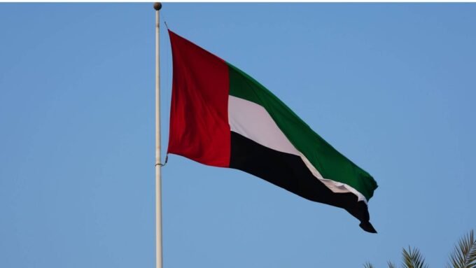 علم دولة الإمارات العربية المتحدة يرفرف، في إشارة إلى بيان وزارة الدفاع بشأن اليمن.