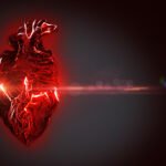 صورة توضيحية لشخص يستيقظ في وقت متأخر، تعكس نمط حياة "بومة الليل" وتأثيره المحتمل على صحة القلب.