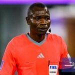 الحكم الكونغولي جان جاك ندالا يدير مباراة كرة قدم