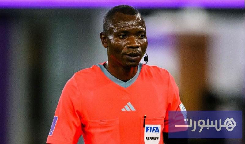 الحكم الكونغولي جان جاك ندالا يدير مباراة كرة قدم