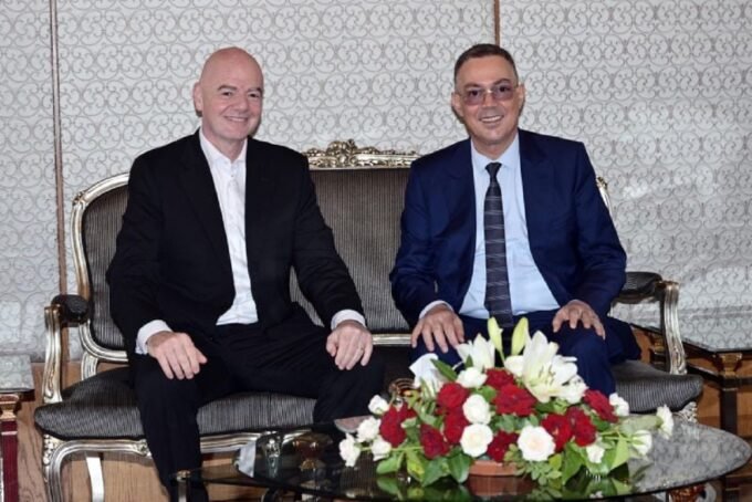 لاعبو المنتخب المغربي والسنغالي في نهائي كأس إفريقيا وسط جدل تحكيمي.