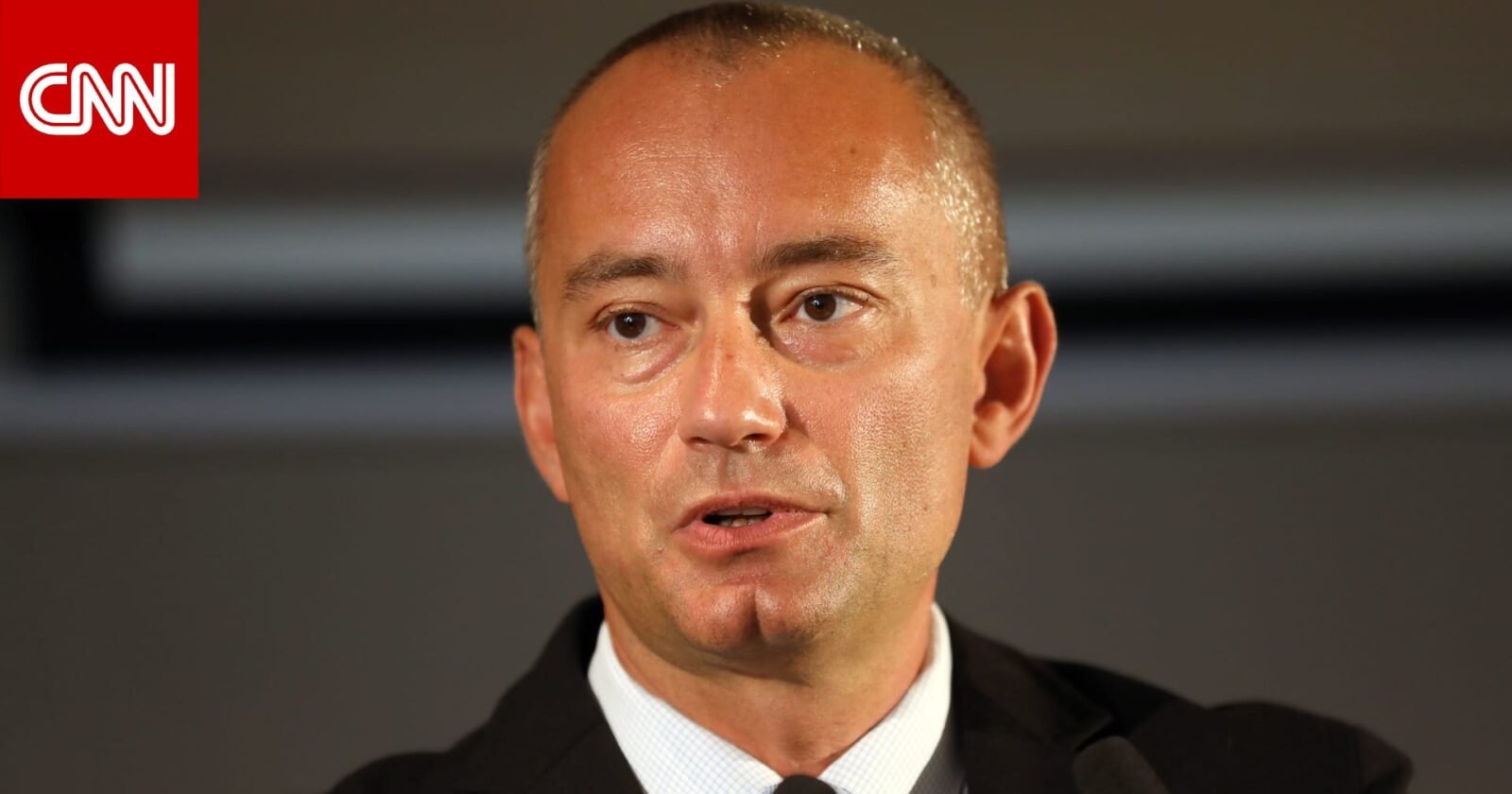 صورة للدبلوماسي البلغاري نيكولاي ملادينوف، الممثل السامي الجديد لغزة، في سياق مهامه الدبلوماسية.