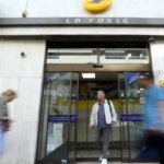 صورة توضيحية لهجوم سيبراني يستهدف خوادم البريد الفرنسي، مع رموز رقمية وشبكات متداخلة.