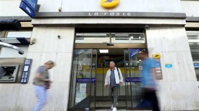 صورة توضيحية لهجوم سيبراني يستهدف خوادم البريد الفرنسي، مع رموز رقمية وشبكات متداخلة.