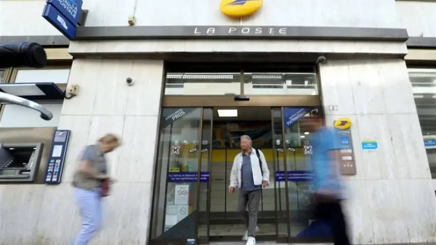 صورة توضيحية لهجوم سيبراني يستهدف خوادم البريد الفرنسي، مع رموز رقمية وشبكات متداخلة.