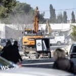 هدم منشآت الأونروا في القدس الشرقية: تداعيات دولية ومواقف متباينة 8 وزير الأمن القومي الإسرائيلي إيتامار بن غفير يشرف على أعمال هدم داخل مقر الأونروا في القدس الشرقية.