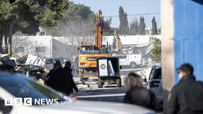 وزير الأمن القومي الإسرائيلي إيتامار بن غفير يشرف على أعمال هدم داخل مقر الأونروا في القدس الشرقية.