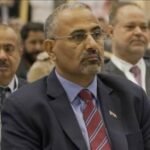 صورة لرئيس المجلس الانتقالي الجنوبي، عيدروس الزبيدي، مع خريطة توضح مسار هروبه المزعوم.