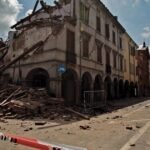صورة تظهر مباني في إقليم إيميليا رومانيا بإيطاليا بعد هزات أرضية، مع فرق الحماية المدنية تقوم بالتفتيش.
